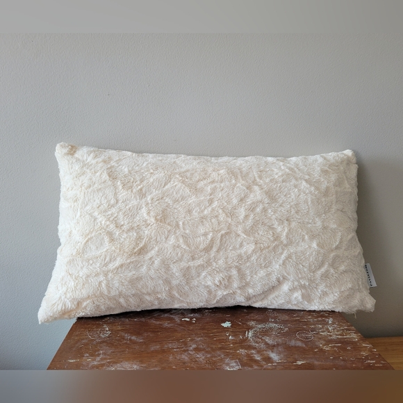2 decorative throw pillows off white velvet faux fur textured down and synthetic - Picture 7 of 8
